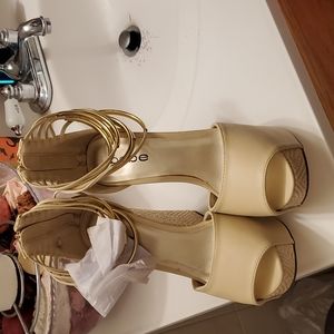 beautiful  wedge BeBe cream size  7.  4 and the half  inches.